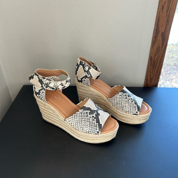 Nine West Women's Snakeskin Wedge Sandals Size 9 NWOT - Picture 3 of 9